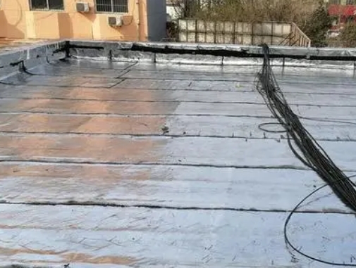 金秀卫生间漏水维修公司分享下金秀屋面楼顶防水刚性防水层施工要点。